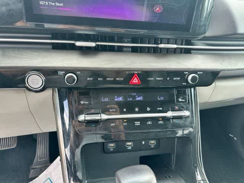 Used 2023 Kia Carnival EX FWD image 8