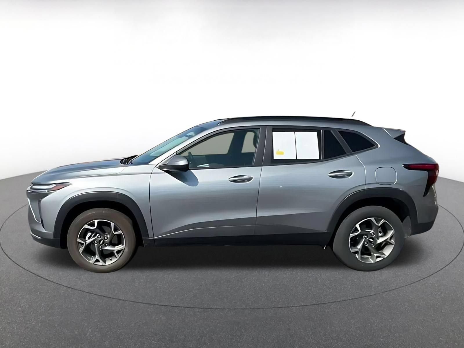 Used 2025 Chevrolet Trax LT w/ LT Convenience Package FWD image 8