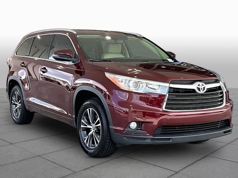 Used 2016 Toyota Highlander XLE FWD image 2