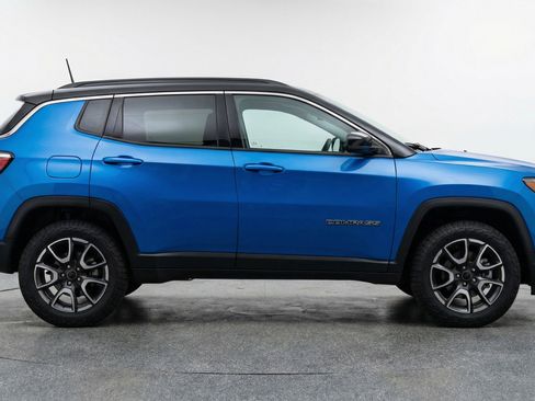 Used 2025 Jeep Compass Trailhawk AWD/4WD image 11