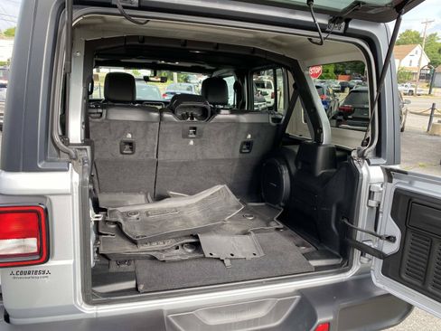 Used 2022 Jeep Wrangler Unlimited Sahara w/ Cold Weather Group AWD/4WD image 5