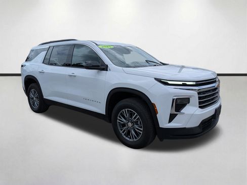 Used 2025 Chevrolet Traverse LT FWD image 2