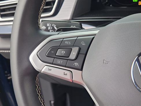 Used 2025 Volkswagen Atlas Cross Sport SE FWD image 25