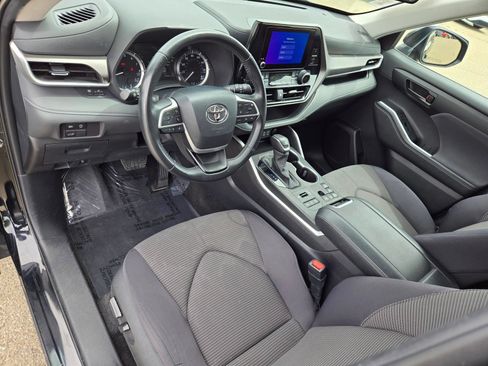 Used 2024 Toyota Highlander LE AWD/4WD image 18