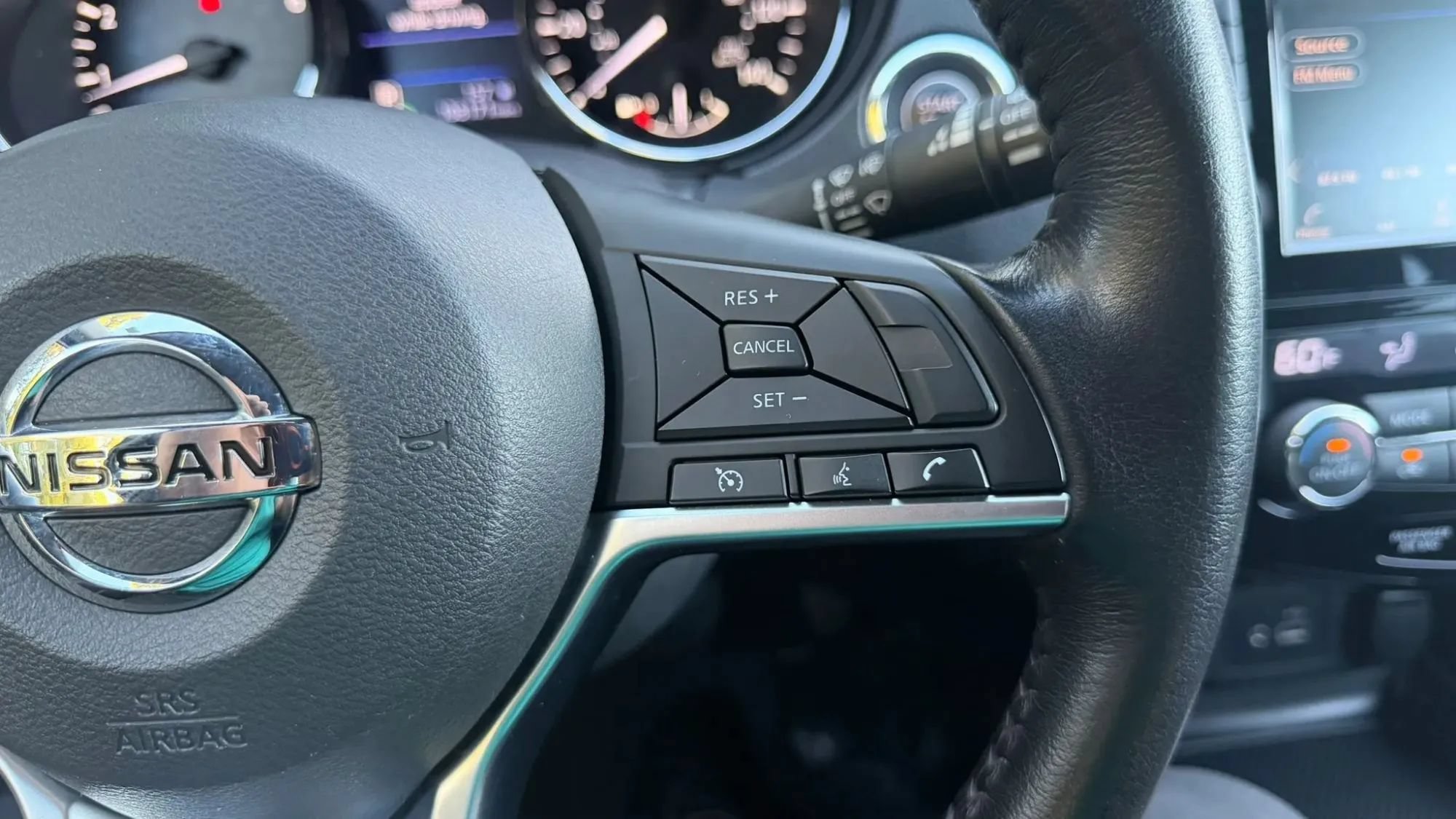 Used 2018 Nissan Rogue SV AWD/4WD image 25