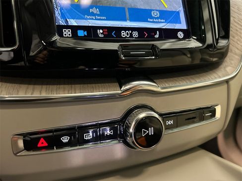Certified 2023 Volvo XC60 B5 Ultimate w/ Climate Package image 18
