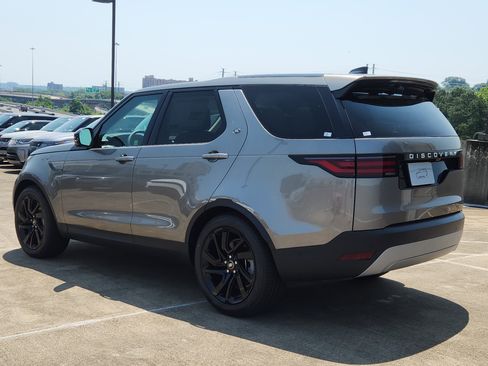 Used 2025 Land Rover Discovery S image 12