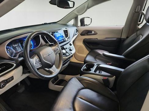 Used 2017 Chrysler Pacifica Touring-L FWD image 12