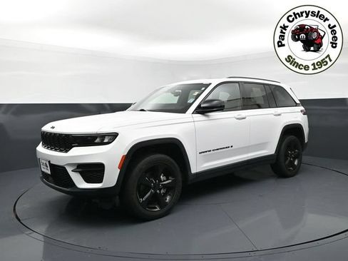 Used 2023 Jeep Grand Cherokee Altitude AWD/4WD image 2