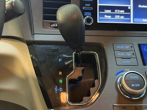Used 2019 Toyota Sienna L image 16