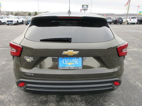 Used 2024 Chevrolet Trax LS w/ LS Convenience Package image 4