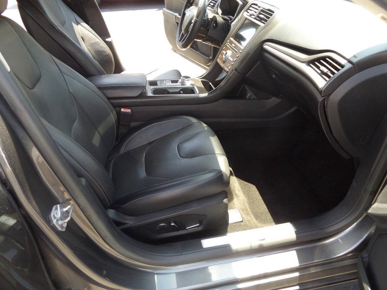Used 2018 Ford Fusion Titanium AWD/4WD image 22