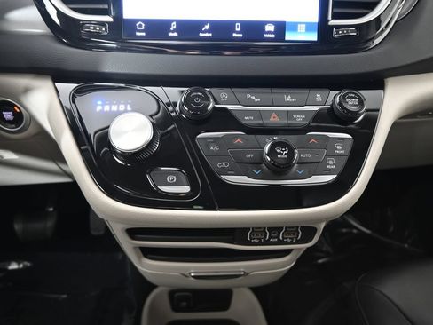 Used 2024 Chrysler Pacifica Touring-L FWD image 31