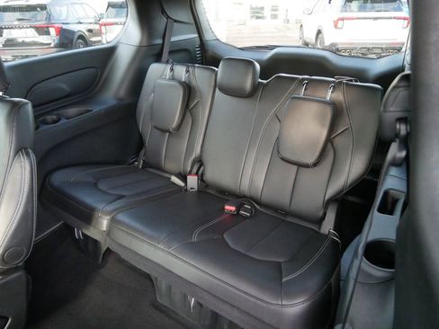 Used 2025 Chrysler Pacifica Select image 18