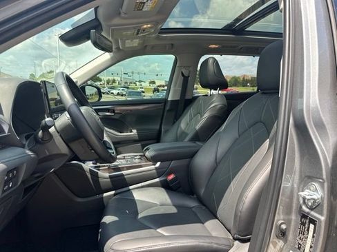 Certified 2025 Toyota Highlander Platinum AWD/4WD image 3