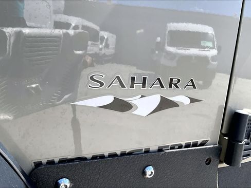 Used 2018 Jeep Wrangler Unlimited Sahara AWD/4WD image 7