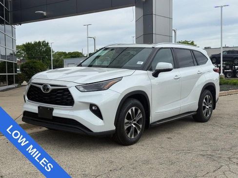 Used 2023 Toyota Highlander XLE AWD/4WD image 7