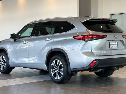 Certified 2022 Toyota Highlander XLE image 6