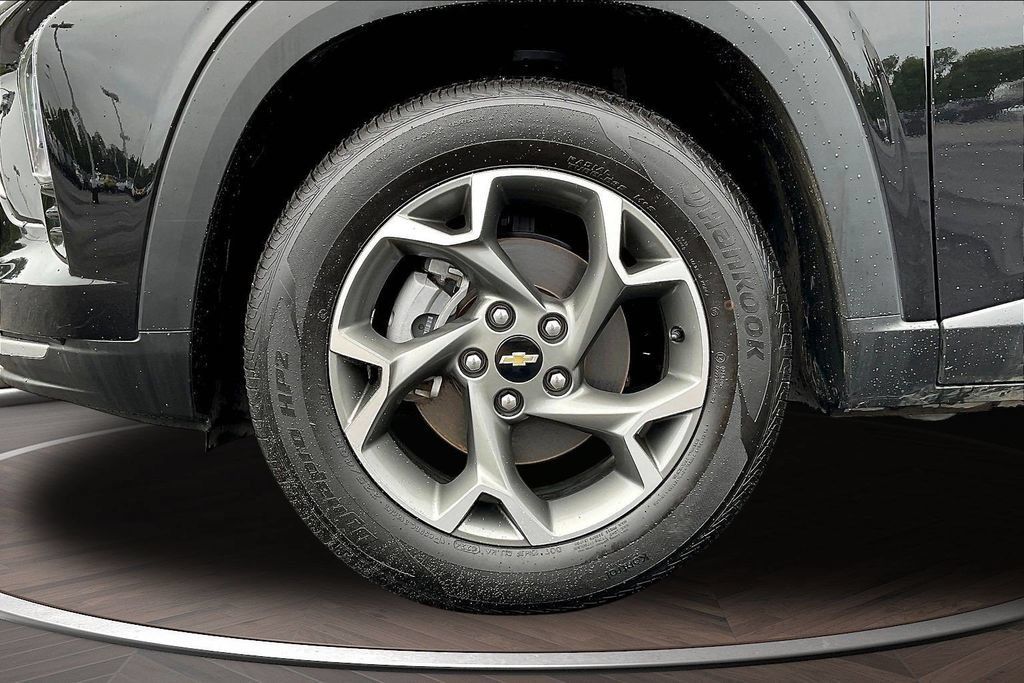 Used 2025 Chevrolet Trax LT FWD image 37