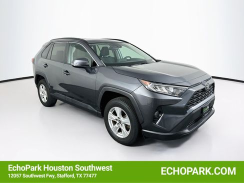 Used 2021 Toyota RAV4 XLE w/ Convenience Package FWD image 1