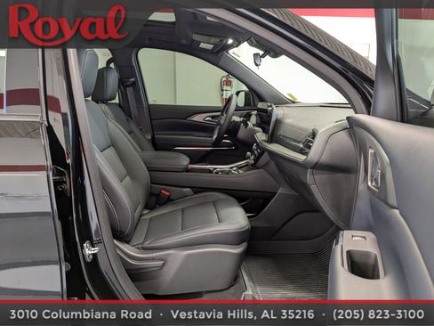 Used 2025 Chevrolet Traverse LT w/ Sun and Wheel Package image 8