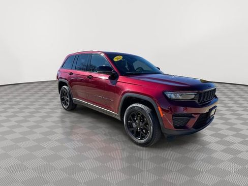 Used 2025 Jeep Grand Cherokee Altitude AWD/4WD image 2