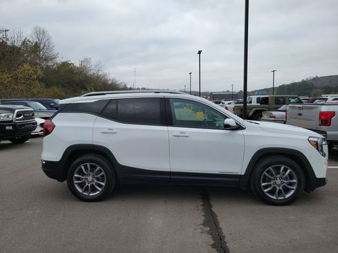 Used 2022 GMC Terrain SLT image 2