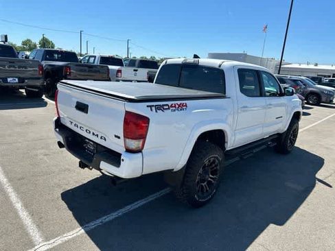 Used 2017 Toyota Tacoma TRD Sport AWD/4WD image 21