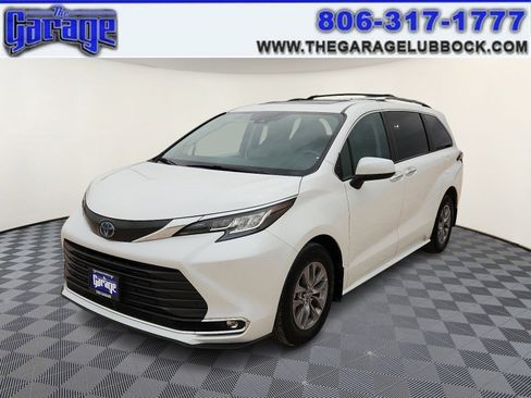 Used 2023 Toyota Sienna XLE w/ XLE Plus Package FWD image 1