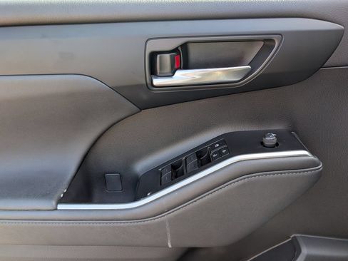 Used 2023 Toyota Highlander XSE FWD image 9