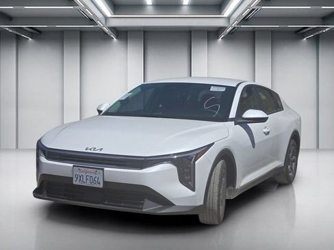 Certified 2025 Kia K4 FWD image 3