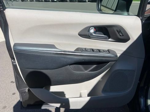 Used 2019 Chrysler Pacifica Limited FWD image 26