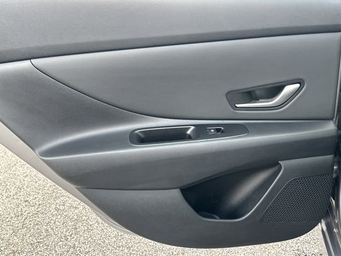 Used 2025 Hyundai Elantra SEL image 21