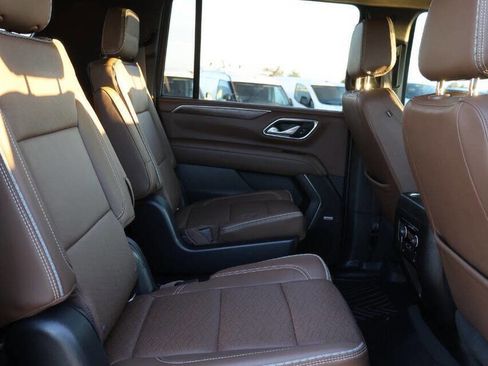 Used 2022 Chevrolet Suburban High Country image 16