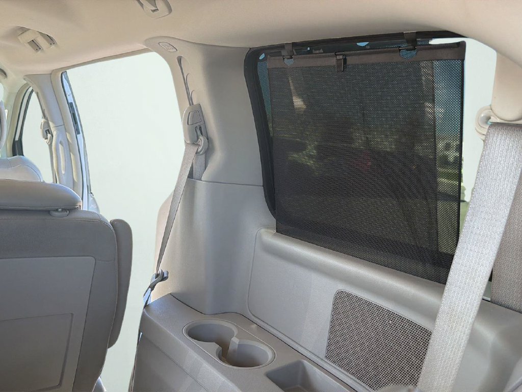 Used 2010 Chrysler Town & Country Limited w/ Entertainment Group #3 FWD image 31