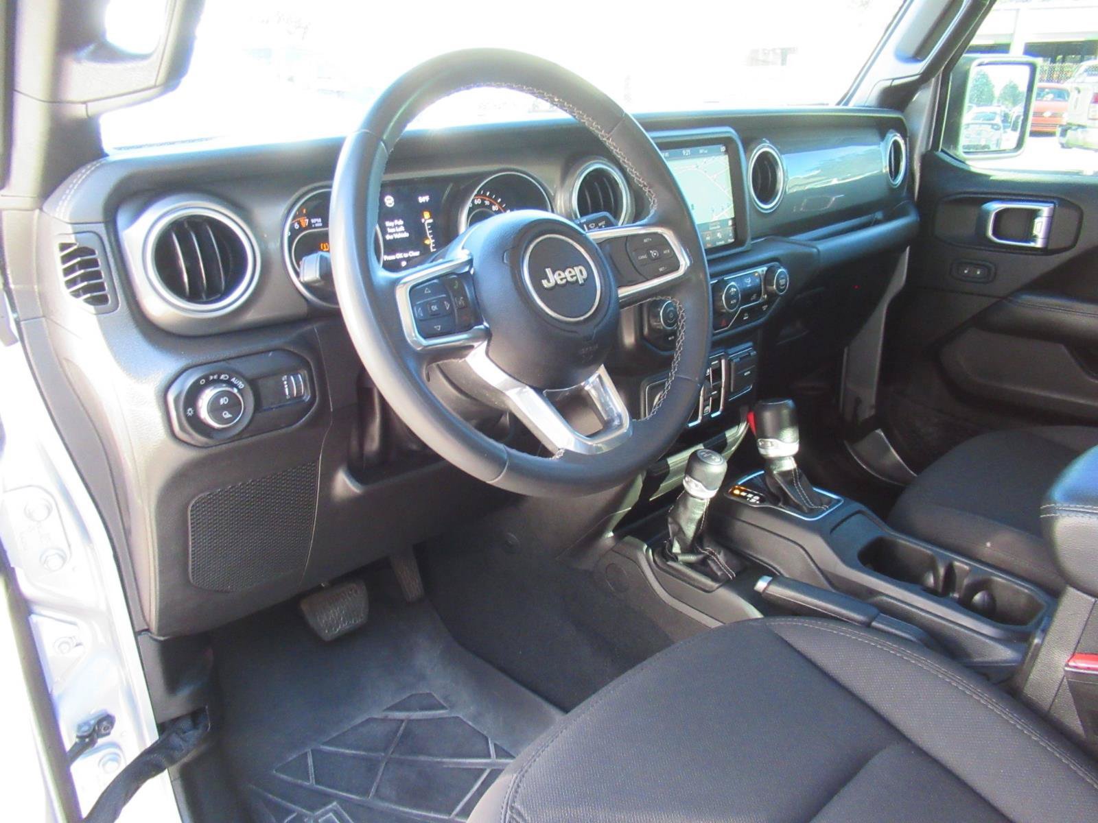 Used 2023 Jeep Gladiator Overland AWD/4WD image 17