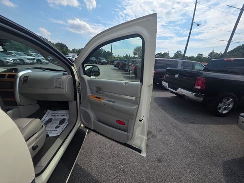 Used 2009 Chrysler Aspen Limited RWD image 12