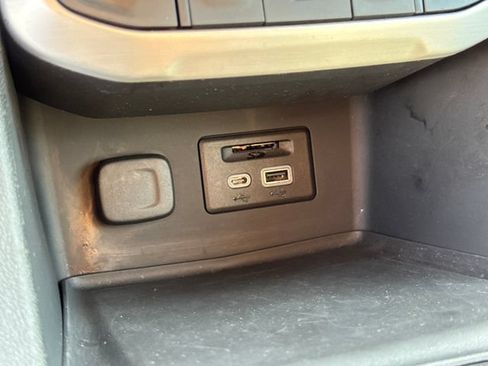 Used 2023 GMC Acadia SLT FWD image 24