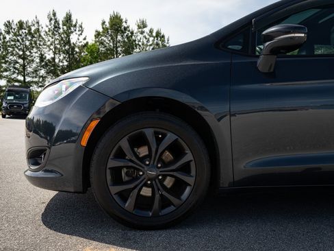 Used 2019 Chrysler Pacifica Limited w/ S Appearance Package FWD image 4