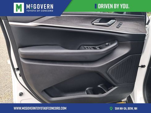 Used 2023 Jeep Grand Cherokee Limited w/ Black Appearance Package AWD/4WD image 13