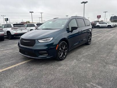 Used 2025 Chrysler Pacifica Limited w/ Uconnect Theater Family Group