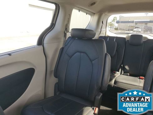 Used 2017 Chrysler Pacifica Touring-L w/ Tire & Wheel Group image 13