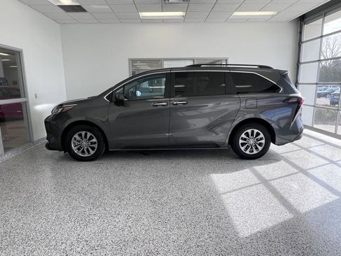 Used 2025 Toyota Sienna XLE image 13