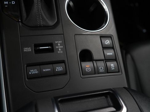 Used 2023 Toyota Highlander XLE image 26