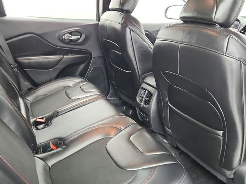 Used 2019 Jeep Cherokee Trailhawk AWD/4WD image 35