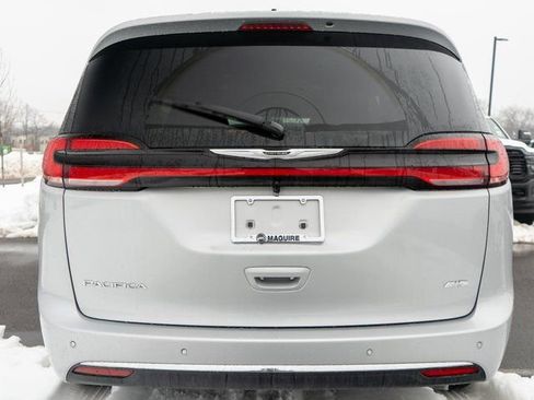 New 2026 Chrysler Pacifica Select image 6