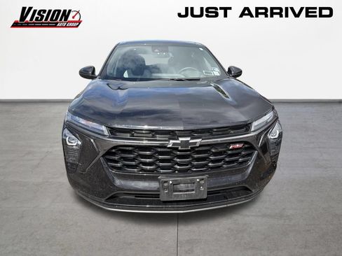 Used 2025 Chevrolet Trax RS FWD image 2
