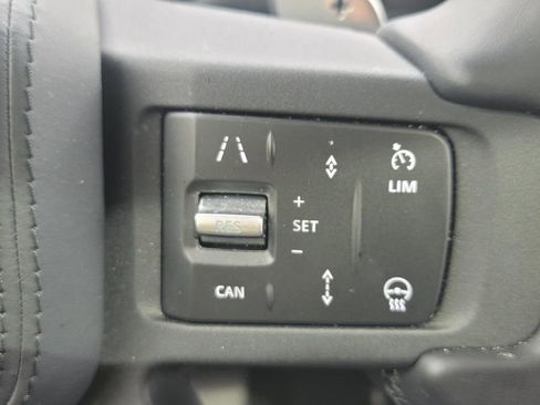 Used 2025 Land Rover Defender 110 V8 AWD/4WD image 21