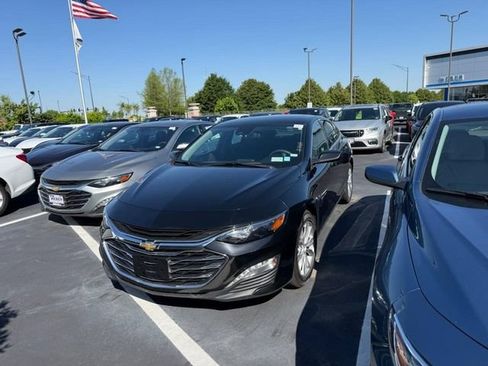 Used 2023 Chevrolet Malibu LT FWD image 2