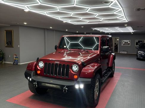 Used 2012 Jeep Wrangler Unlimited Sahara w/ Connectivity Group AWD/4WD image 2